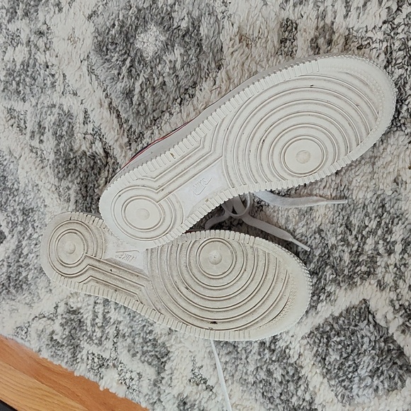 Youth size 5.5 Nike sneakers  fit me - I take 7.5 women's  very gently used - Picture 3 of 5